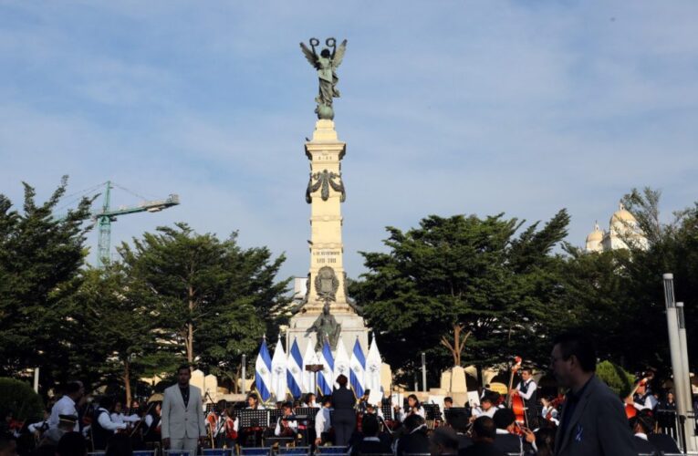 En la Plaza Libertad de San Salvador, se da inicio al mes cívico con una ceremonia especial